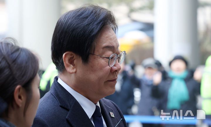 [서울=뉴시스] 추상철 기자 = 이재명 더불어민주당 대표가 21일 오전 서울 서초구 서울중앙지방법원에서 열린 '대장동 배임 및 성남FC 뇌물 의혹'과 관련 65차 공판에 출석하고 있다. 2025.01.21. scchoo@newsis.com