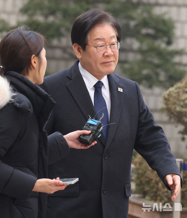 [서울=뉴시스] 추상철 기자 = 이재명 더불어민주당 대표가 21일 오전 서울 서초구 서울중앙지방법원에서 열린 '대장동 배임 및 성남FC 뇌물 의혹'과 관련 65차 공판에 출석하고 있다. 2025.01.21. scchoo@newsis.com