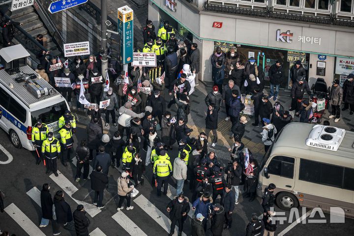 [서울=뉴시스] 정병혁 기자 = 윤석열 대통령에 대한 탄핵심판 3차 변론기일을 앞둔 21일 서울 종로구 헌법재판소 앞에 윤 대통령 지지자들이 시위를 하고있다. 2025.01.21. jhope@newsis.com