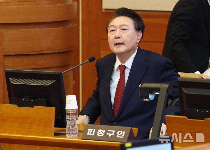 [서울=뉴시스] 사진공동취재단 = 윤석열 대통령이 21일 서울 종로구 헌법재판소에서 열린 탄핵심판 3차 변론기일에 출석해 있다. 2025.01.21. photo@newsis.com
