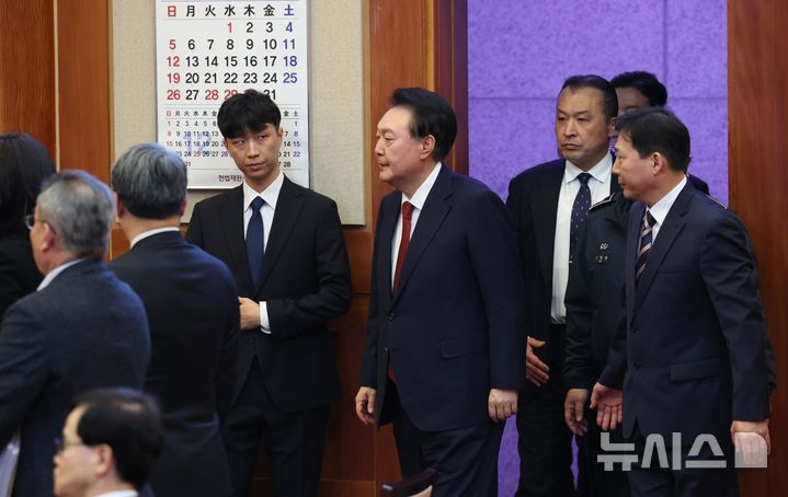 [서울=뉴시스] 사진공동취재단 = 윤석열 대통령이 21일 서울 종로구 헌법재판소에서 열린 탄핵심판 3차 변론기일에 출석하고 있다. 2025.01.21. photo@newsis.com