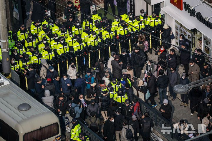 [서울=뉴시스] 정병혁 기자 = 윤석열 대통령에 대한 탄핵심판 3차 변론기일이 열린 21일 서울 종로구 헌법재판소 인근에서 열린 탄핵 반대 집회에서 참가자들이 태극기와 성조기를 들고 구호를 외치고 있다. 2025.01.21. jhope@newsis.com