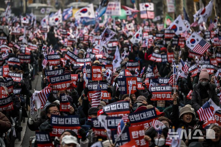 [서울=뉴시스] 정병혁 기자 = 윤석열 대통령에 대한 탄핵심판 3차 변론기일이 열린 21일 서울 종로구 헌법재판소 인근에서 열린 탄핵 반대 집회에서 참가자들이 태극기와 성조기를 들고 구호를 외치고 있다. 2025.01.21. jhope@newsis.com