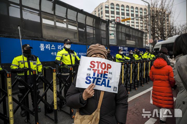 [서울=뉴시스] 정병혁 기자 = 윤석열 대통령에 대한 탄핵심판 3차 변론기일이 열린 21일 서울 종로구 헌법재판소 인근에서 열린 탄핵 반대 집회에서 참가자들이 태극기와 성조기를 들고 구호를 외치고 있다. 2025.01.21. jhope@newsis.com