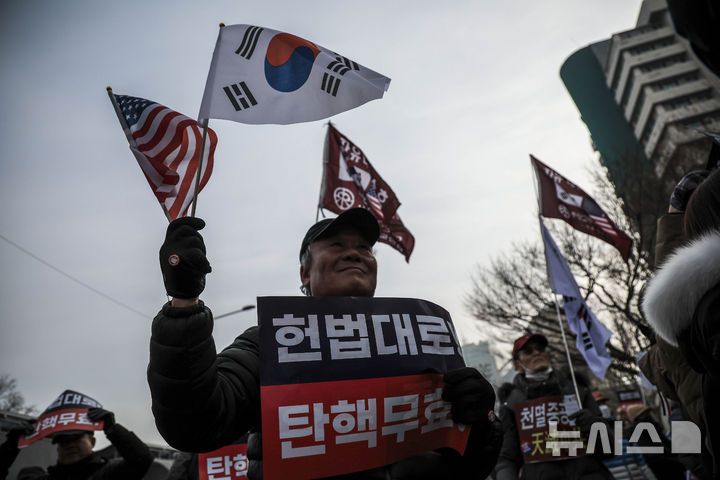 [서울=뉴시스] 정병혁 기자 = 윤석열 대통령에 대한 탄핵심판 3차 변론기일이 열린 21일 서울 종로구 헌법재판소 인근에서 열린 탄핵 반대 집회에서 참가자들이 태극기와 성조기를 들고 구호를 외치고 있다. 2025.01.21. jhope@newsis.com