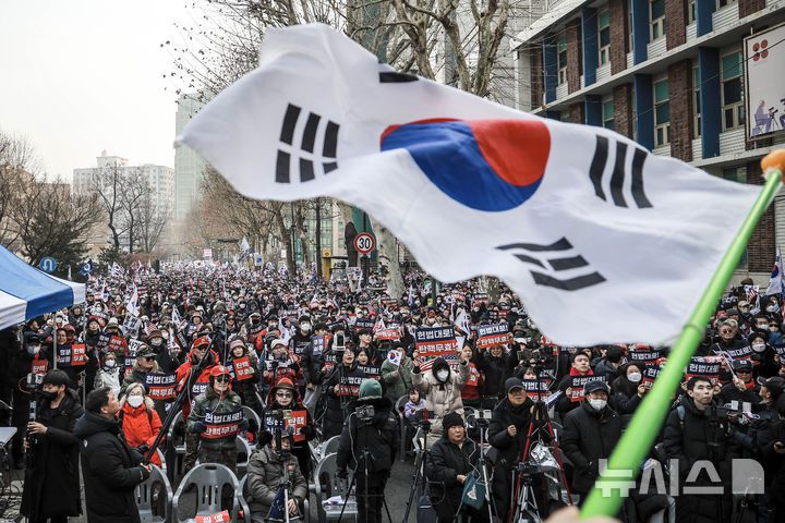 [서울=뉴시스] 정병혁 기자 = 윤석열 대통령에 대한 탄핵심판 3차 변론기일이 열린 21일 서울 종로구 헌법재판소 인근에서 열린 탄핵 반대 집회에서 참가자들이 태극기와 성조기를 들고 구호를 외치고 있다. 2025.01.21. jhope@newsis.com