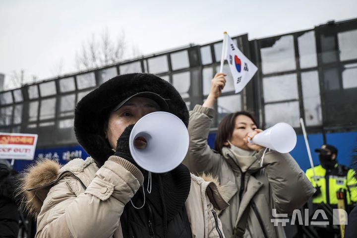 [서울=뉴시스] 정병혁 기자 = 윤석열 대통령에 대한 탄핵심판 3차 변론기일이 열린 21일 서울 종로구 헌법재판소 인근에서 열린 탄핵 반대 집회에서 참가자들이 태극기와 성조기를 들고 구호를 외치고 있다. 2025.01.21. jhope@newsis.com