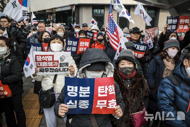 [서울=뉴시스] 정병혁 기자 = 윤석열 대통령에 대한 탄핵심판 3차 변론기일이 열린 21일 서울 종로구 헌법재판소 인근에서 열린 탄핵 반대 집회에서 참가자들이 태극기와 성조기를 들고 구호를 외치고 있다. 2025.01.21. jhope@newsis.com