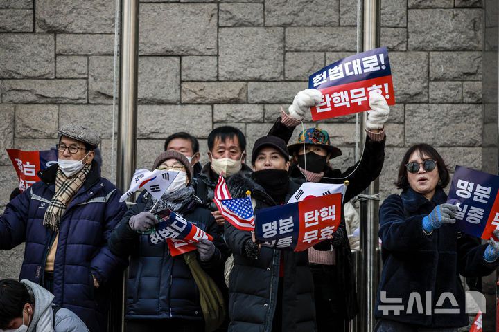 [서울=뉴시스] 정병혁 기자 = 윤석열 대통령에 대한 탄핵심판 3차 변론기일이 열린 21일 서울 종로구 헌법재판소 인근에서 열린 탄핵 반대 집회에서 참가자들이 태극기와 성조기를 들고 구호를 외치고 있다. 2025.01.21. jhope@newsis.com