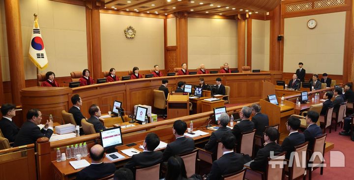 [서울=뉴시스] 사진공동취재단 = 21일 오후 서울 종로구 재동 헌법재판소에서 윤석열 대통령 탄핵심판 3차 변론기일이 열리고 있다. 2025.01.21. photo@newsis.com