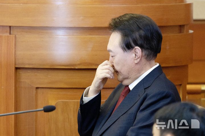 [서울=뉴시스] 사진공동취재단 = 윤석열 대통령이 21일 오후 서울 종로구 헌법재판소 대심판정에서 열린 탄핵심판 3차 변론기일에 참석하고 있다. 2025.01.21. photo@newsis.com