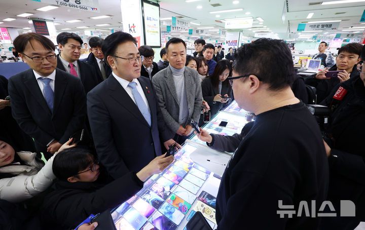 [서울=뉴시스] 전신 기자 = 유상임 과학기술정보통신부 장관이 올해 7월 단통법(이동통신단말장치 유통구조 개선에 관한 법률) 폐지안 시행을 앞두고 21일 서울 광진구 테크노마트 휴대전화 집단상가를 방문해 이동통신 유통시장 상황을 살펴보고 현장 의견을 청취하고 있다. 2025.01.21. photo1006@newsis.com