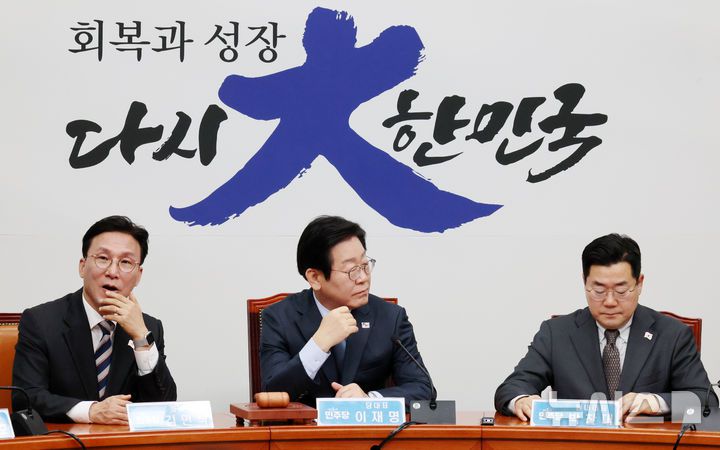 [서울=뉴시스] 조성우 기자 = 이재명(가운데) 더불어민주당 대표가 22일 오전 서울 여의도 국회에서 열린 최고위원회의에서 잠시 생각에 잠겨 있다. 왼쪽부터 김민석 최고위원, 이 대표, 박찬대 원내대표. 2025.01.22. xconfind@newsis.com