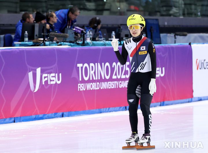 [토리노=신화/뉴시스] 김길리가 21일(현지 시간) 이탈리아 토리노에서 열린 2025 FISU 토리노 동계세계대학경기대회(유니버시아드) 쇼트트랙 여자 1500m 결승에서 1위로 골인한 후 세리머니하고 있다. 한국은 김길리가 2분37초614로 금메달을 목에 걸었고, 이어 서휘민(2분37초985), 김건희(2분38초302)가 은, 동메달까지 휩쓸었다. 2025.01.22.