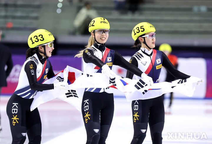 [토리노=신화/뉴시스] 김길리(왼쪽부터), 서휘민, 김건희가 21일(현지 시간) 이탈리아 토리노에서 열린 2025 FISU 토리노 동계세계대학경기대회(유니버시아드) 쇼트트랙 여자 1500m 결승에서 나란히 1,2,3위로 골인한 후 태극기를 들고 세리머니하고 있다. 한국은 김길리가 2분37초614로 금메달을 목에 걸었고, 이어 서휘민(2분37초985), 김건희(2분38초302)가 은, 동메달까지 휩쓸었다. 2025.01.22.