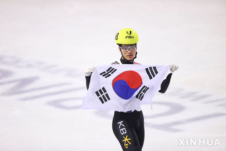 [토리노=신화/뉴시스] 김태성이 21일(현지 시간) 이탈리아 토리노에서 열린 2025 FISU 토리노 동계세계대학경기대회(유니버시아드) 쇼트트랙 남자 1500m 결승에서 1위로 골인한 후 태극기를 들고 트랙을 돌고 있다. 한국은 김태성이 2분27초775의 기록으로 금메달을 목에 걸었고, 이어 이동현(2분27초948), 배서찬(2분28초087)이 은·동메달까지 휩쓸었다. 2025.01.22.