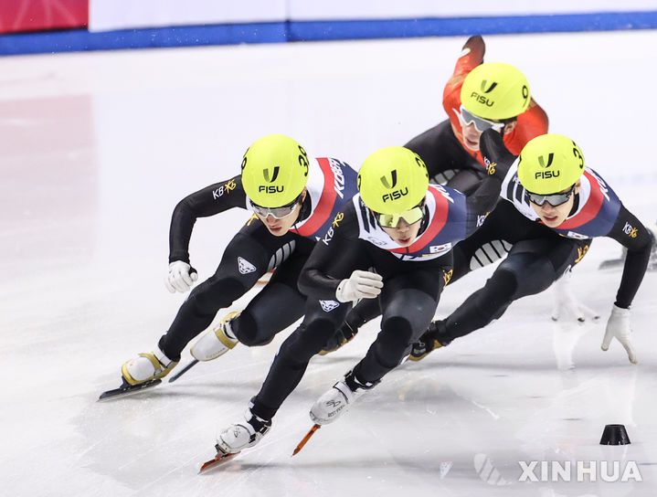 [토리노=신화/뉴시스] 김태성(왼쪽부터), 이동현, 배서찬이 21일(현지 시간) 이탈리아 토리노에서 열린 2025 FISU 토리노 동계세계대학경기대회(유니버시아드) 쇼트트랙 남자 1500m 결승에서 나란히 경기하고 있다. 한국은 김태성이 2분27초775의 기록으로 금메달을 목에 걸었고, 이어 이동현(2분27초948), 배서찬(2분28초087)이 은·동메달까지 휩쓸었다. 2025.01.22.