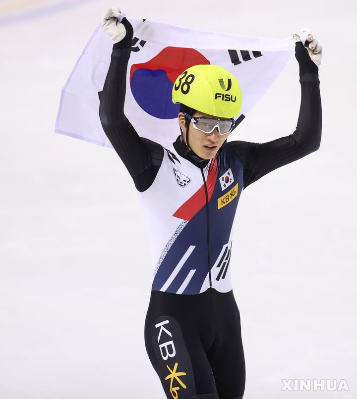 [토리노=신화/뉴시스] 김태성이 21일(현지 시간) 이탈리아 토리노에서 열린 2025 FISU 토리노 동계세계대학경기대회(유니버시아드) 쇼트트랙 남자 1500m 결승에서 1위로 골인한 후 태극기를 들고 트랙을 돌고 있다. 한국은 김태성이 2분27초775의 기록으로 금메달을 목에 걸었고, 이어 이동현(2분27초948), 배서찬(2분28초087)이 은·동메달까지 휩쓸었다. 2025.01.22.