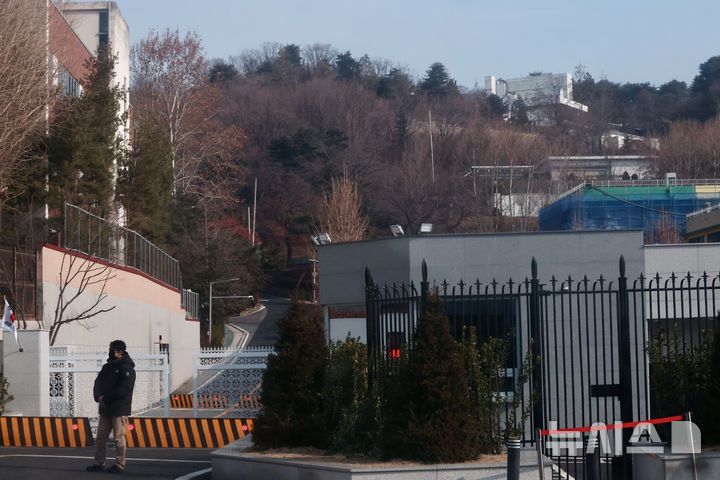 [서울=뉴시스] 김명년 기자 = 고위공직자범죄수사처(공수처)가 대통령실과 관저에 대한 압수수색을 시도한 22일 오후 서울 용산구 한남동 대통령 관저 입구 모습. 2025.01.22. kmn@newsis.com