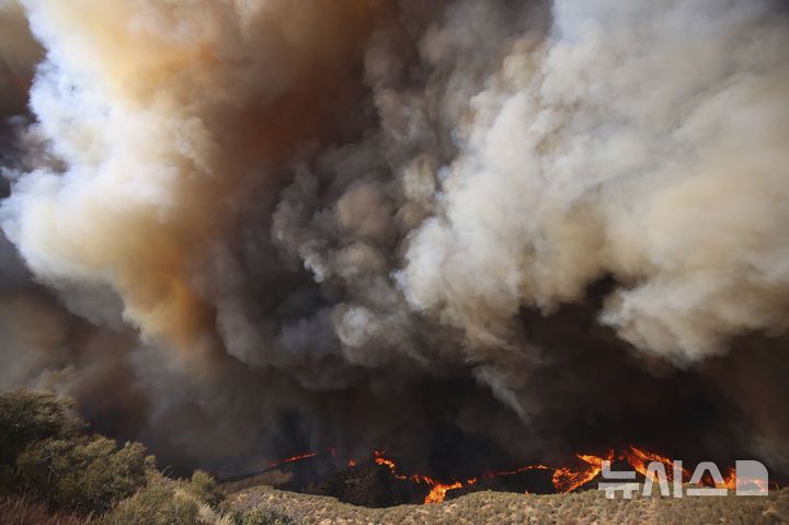 [캘리포니아주=AP/뉴시스] 22일(현지 시간) 미국 캘리포니아주 로스앤젤레스 캐스테익 인근에서 '휴즈 산불'이 발생해 연기로 뒤덮여 있다. 2025.01.23.