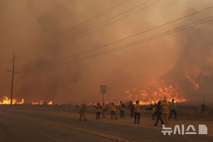 [캘리포니아주=AP/뉴시스] 22일(현지 시간) 미국 캘리포니아주 로스앤젤레스 캐스테익 호수 인근에서 '휴즈 산불'이 발생해 소방대원들이 현장을 살펴보고 있다. 2025.01.23.