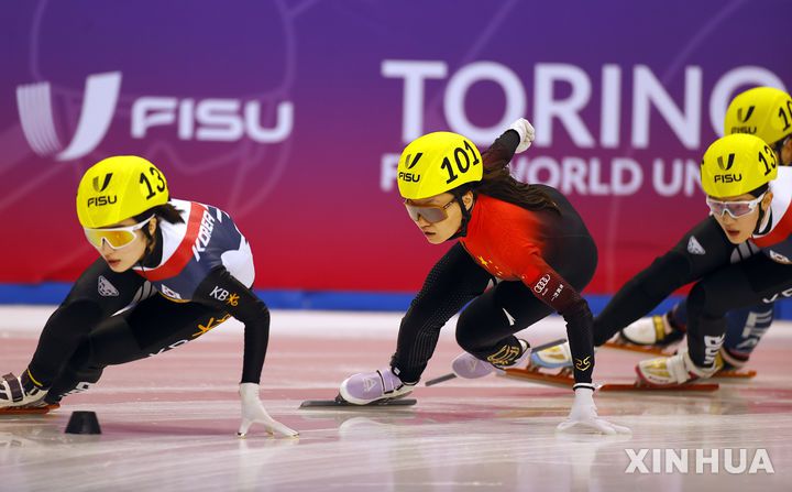 [토리노=신화/뉴시스] 김길리(왼쪽)가 22일(현지 시간) 이탈리아 토리노에서 열린 2025 FISU 토리노 동계세계대학경기대회(유니버시아드) 쇼트트랙 여자 500m 결승전에서 역주하고 있다. 김길리는 44.717초로 금메달을, 서휘민은 44.925초로 동메달을 차지했다. 2025.01.23.