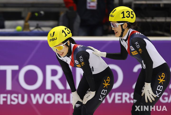 [토리노=신화/뉴시스] 김길리(왼쪽)와 서휘민이 22일(현지 시간) 이탈리아 토리노에서 열린 2025 FISU 토리노 동계세계대학경기대회(유니버시아드) 쇼트트랙 여자 500m 결승전을 마치고 트랙을 돌고 있다. 김길리는 44.717초로 금메달을, 서휘민은 44.925초로 동메달을 차지했다. 2025.01.23.
