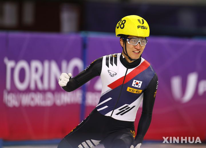 [토리노=신화/뉴시스] 김태성이 22일(현지 시간) 이탈리아 토리노에서 열린 2025 FISU 토리노 동계세계대학경기대회(유니버시아드) 쇼트트랙 남자 500m 결승에서 1위로 골인한 후 환호하고 있다. 김태성은 40.865초의 기록으로 금메달을, 이동현은 41.208초로 동메달을 차지했다. 2025.01.23.
