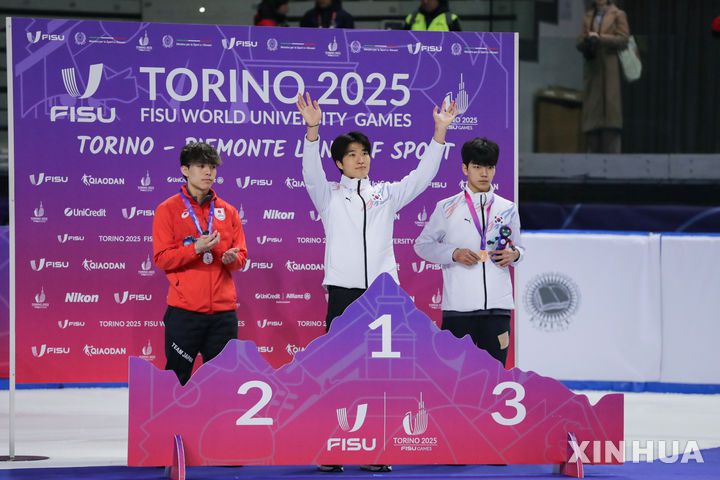 [토리노=신화/뉴시스] 김태성(가운데)과 이동현(오른쪽)이 22일(현지 시간) 이탈리아 토리노에서 열린 2025 FISU 토리노 동계세계대학경기대회(유니버시아드) 쇼트트랙 남자 500m 시상대에 올라 포즈를 취하고 있다. 김태성은 결승에서 40.865초의 기록으로 금메달을, 이동현은 41.208초로 동메달을 차지했다. 2025.01.23.