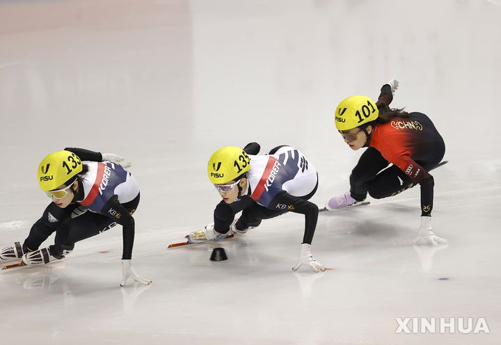 [토리노=신화/뉴시스] 김길리(왼쪽)와 서휘민이 23일(현지 시간) 이탈리아 토리노에서 열린 2025 FISU 토리노 동계세계대학경기대회(유니버시아드) 쇼트트랙 여자 1000m 결승 경기를 치르고 있다. 김길리는 1분31초559의 기록으로 금메달을, 서휘민은 1분31초709로 은메달을 목에 걸었다. 2025.01.24.