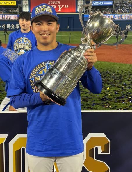 [서울=뉴시스] 2024년 일본시리즈 우승 후 아즈마 카츠키.(사진=인스타그램 갈무리) *재판매 및 DB 금지