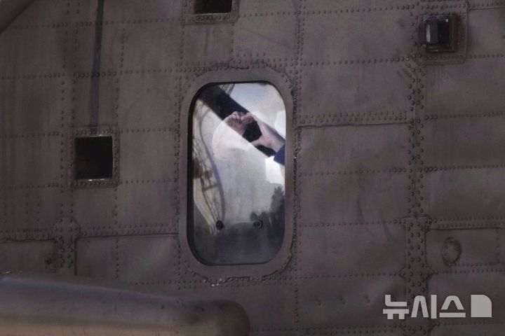 [텔아비브=AP/뉴시스] 가자지구에 억류됐다 25일(현지 시간) 풀려난 이스라엘 여군 인질 리리 알바그가 이스라엘 텔아비브 인근 병원으로 이동하는 중 헬기에서 손으로 하트 모양을 만들고 있다. 2025.01.25.