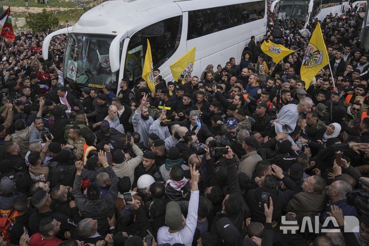 [라말라=AP/뉴시스] 25일(현지 시간) 석방된 팔레스타인 수감자들이 탄 호송차가 서안지구 라말라에 도착하자 주민들이 환호하고 있다. 2025.01.25.