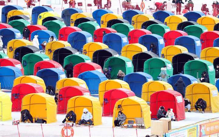 [평창=뉴시스] 2인용 낚시 텐트에서 송어 잡기에 집중하고 있다. (사진=뉴시스 DB). photo@newsis.com  *재판매 및 DB 금지