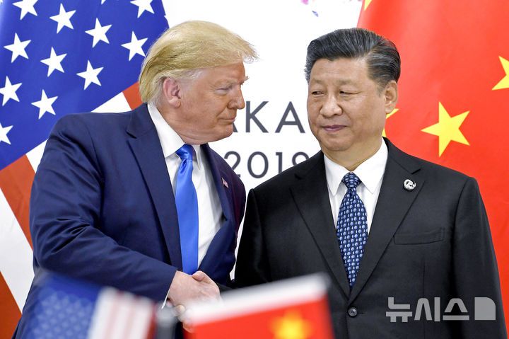 [오사카=AP/뉴시스] 도널드 트럼프 미국 대통령(왼쪽)과 시진핑 중국 국가주석이 2019년 6월29일 일본 오사카에서 열린 주요 20개국(G20) 정상회의에 참석해 악수하고 있다. 2025.06.11.