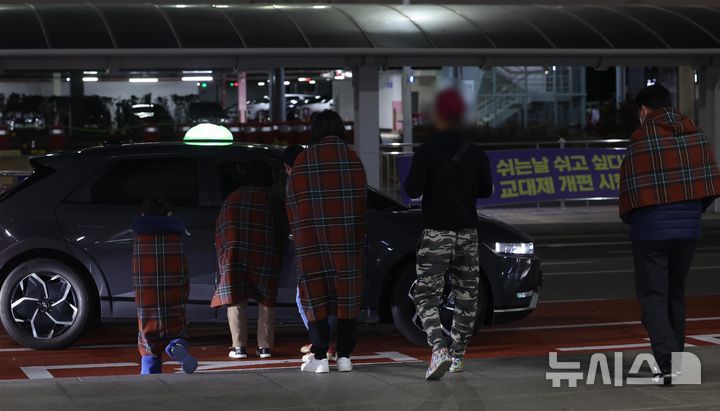 [부산=뉴시스] 하경민 기자 = 부산 강서구 김해국제공항 계류장에 있던 홍콩행 에어부산 BX391편 항공기(기종 A321) 후미에서 원인이 밝혀지지 않은 불이 나 승객 170명과 승무원 6명 등 총 176명이 긴급 대피했으며, 이 과정에서 3명이 경상을 입고 인근 병원으로 이송됐다. 사진은 29일 새벽 화재 항공기 승객들이 이동하는 모습. 2025.01.29. yulnetphoto@newsis.com