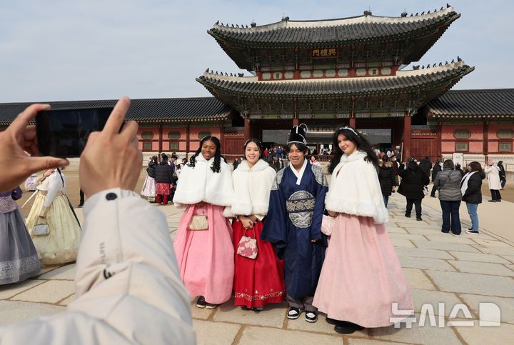 [서울=뉴시스] 김명원 기자 = 설 연휴 마지막날인 30일 서울 종로구 경복궁을 찾은 시민들과 관광객들이 즐거운 추억을 만들고 있다. 2025.01.30. kmx1105@newsis.com
