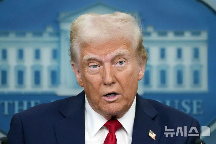 [워싱턴=AP/뉴시스] 도널드 트럼프 미국 대통령이 30일(현지 시간) 백악관에서 여객기-헬기 충돌 사고와 관련해 기자회견하고 있다. 트럼프 대통령은 이번 참사가 조 바이든 행정부 시절, 수준 미달의 인력들이 관제사가 되면서 발생했다며 전 정부의 책임을 주장했다. 2025.01.31.