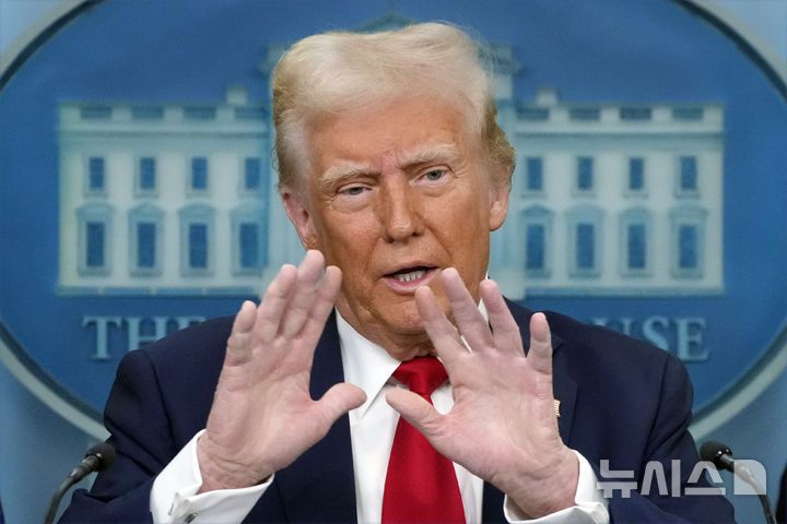 [워싱턴=AP/뉴시스] 도널드 트럼프 미국 대통령이 30일(현지 시간) 백악관에서 여객기-헬기 충돌 사고와 관련해 기자회견하고 있다. 트럼프 대통령은 이번 참사가 조 바이든 행정부 시절, 수준 미달의 인력들이 관제사가 되면서 발생했다며 전 정부의 책임을 주장했다. 2025.01.31.