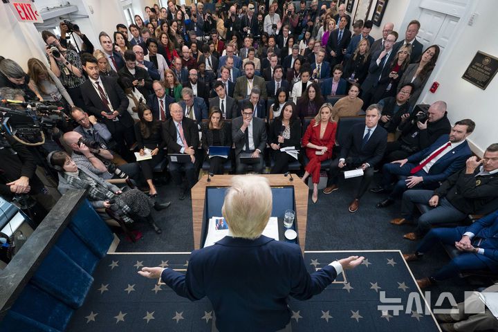 [워싱턴=AP/뉴시스] 도널드 트럼프 미국 대통령이 30일(현지 시간) 백악관에서 기자들에게 여객기-헬기 충돌 사고와 관련해 발언하고 있다. 트럼프 대통령은 이번 참사가 조 바이든 행정부 시절, 수준 미달의 인력들이 관제사가 되면서 발생했다며 전 정부의 책임을 주장했다. 2025.01.31.