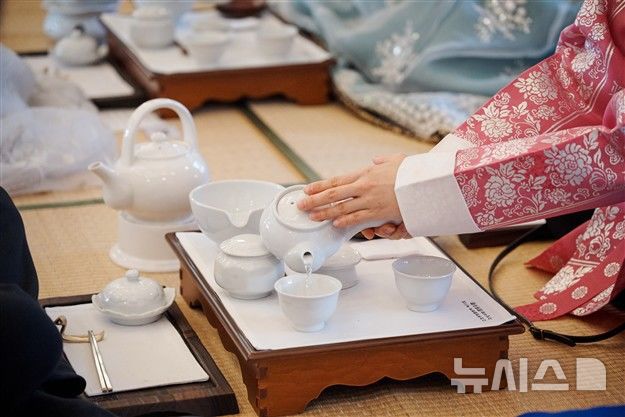 [서울=뉴시스] 청와대 상춘재에서는 우리 전통 차 문화를 배우는 다례 체험 '차향풍요'가 열렸다. (사진=청와대재단 제공) photo@newsis.com *재판매 및 DB 금지