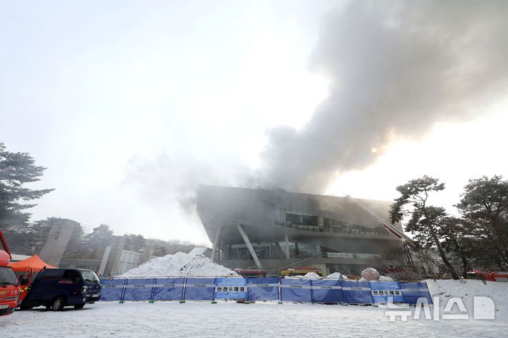 [서울=뉴시스] 김선웅 기자 = 1일 오전 서울 용산구 국립한글박물관 옥상에서 화재가 발생해 연기가 피어오르고 있다. 2025.02.01. mangusta@newsis.com