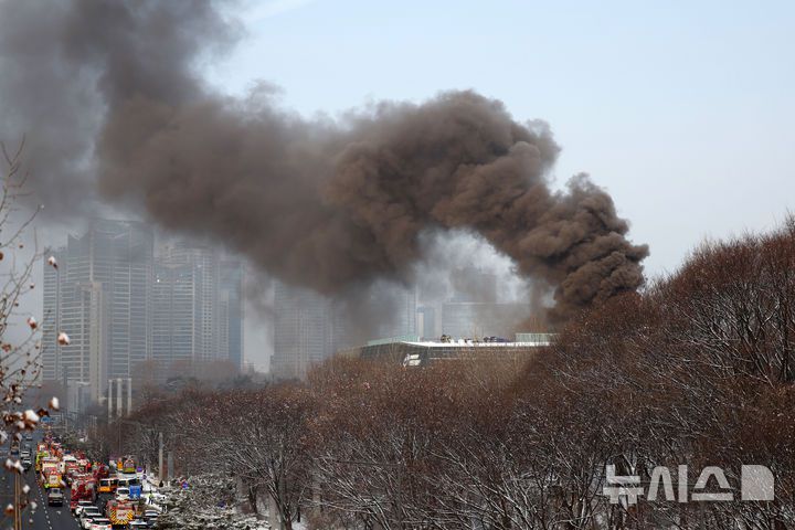 [서울=뉴시스] 김선웅 기자 = 1일 오전 서울 용산구 국립한글박물관 옥상에서 화재가 발생해 연기가 피어오르고 있다. 2025.02.01. mangusta@newsis.com