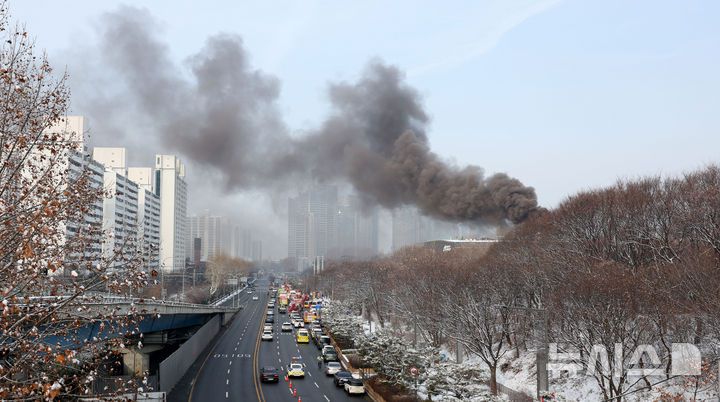 [서울=뉴시스] 김선웅 기자 = 1일 오전 서울 용산구 국립한글박물관 옥상에서 화재가 발생해 연기가 피어오르고 있다. 2025.02.01. mangusta@newsis.com