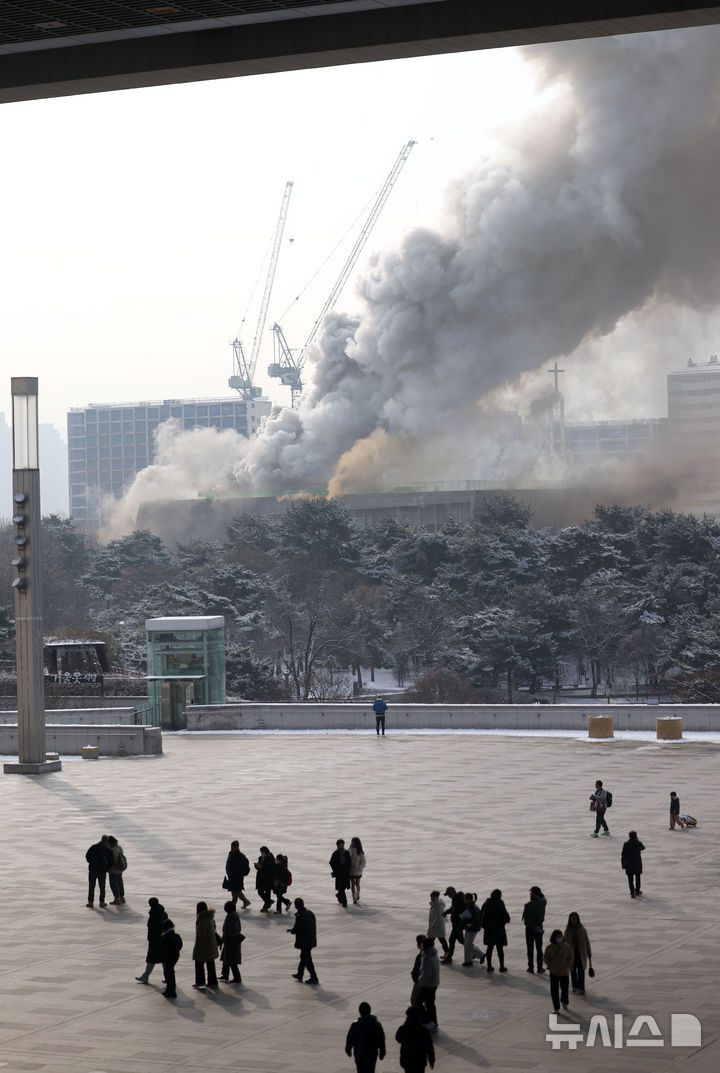 [서울=뉴시스] 김선웅 기자 = 1일 오전 서울 용산구 국립한글박물관 옥상에서 화재가 발생해 연기가 피어오르고 있다. 2025.02.01. mangusta@newsis.com