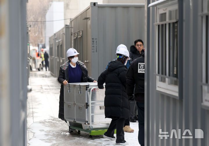 [서울=뉴시스] 김선웅 기자 = 1일 오전 서울 용산구 국립한글박물관 옥상에서 화재가 발생해 박물관 관계자들이 소장품을 인근 국립중앙박물관으로 이송하고 있다. 2025.02.01. mangusta@newsis.com
