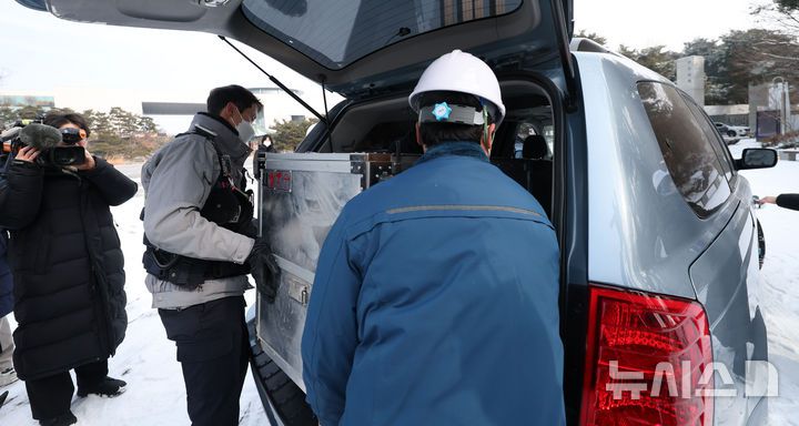 [서울=뉴시스] 김선웅 기자 = 1일 오전 서울 용산구 국립한글박물관 옥상에서 화재가 발생해 박물관 관계자들이 소장품을 인근 국립중앙박물관으로 이송하고 있다. 2025.02.01. mangusta@newsis.com