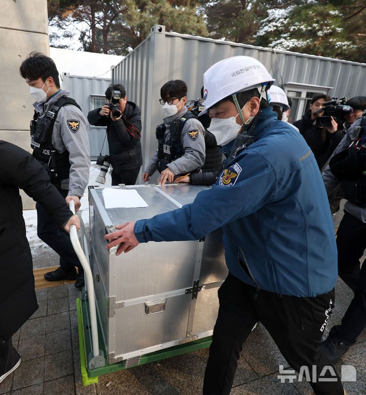 [서울=뉴시스] 김선웅 기자 = 1일 오전 서울 용산구 국립한글박물관 옥상에서 화재가 발생해 박물관 관계자들이 소장품을 인근 국립중앙박물관으로 이송하고 있다. 2025.02.01. mangusta@newsis.com