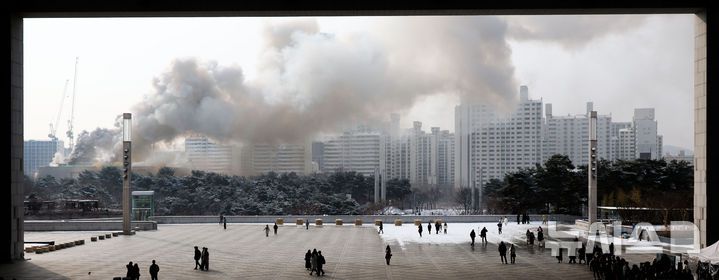 [서울=뉴시스] 김선웅 기자 = 1일 서울 용산구 국립한글박물관 옥상에서 화재가 발생해 연기가 치솟고 있다. 2025.02.01. mangusta@newsis.com