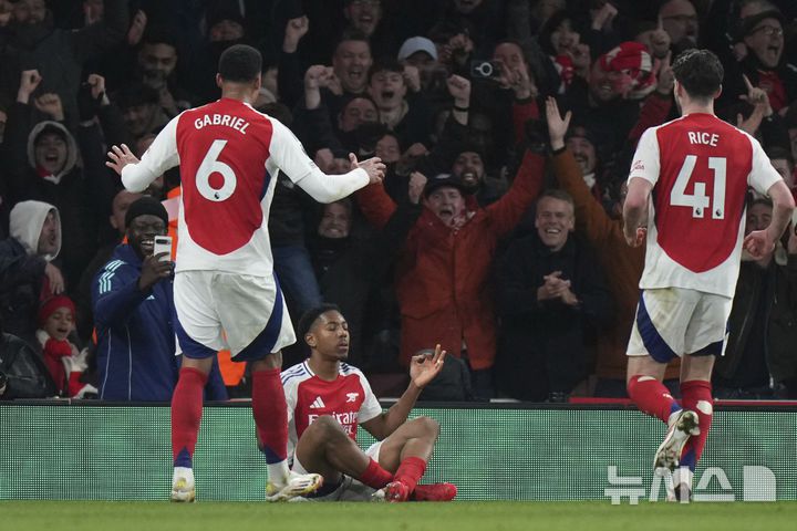 [런던=AP/뉴시스] 아스널의 마일스 루이스-스켈리(가운데)가 2일(현지 시간) 영국 런던의 에미레이트 스타디움에서 열린 2024-25 프리미어리그 24라운드 맨체스터 시티와 경기 후반 17분 팀 세 번째 골을 넣고 맨시티 엘링 홀란의 명상 세리머니를 펼치고 있다. 루이스-스켈리는 지난 5라운드에서 홀란에게 무시당한 바 있어 이 세리머니는 그에 대한 복수로 풀이된다. 아스널이 5-1로 대승하고 리그 2위를 유지했다. 2025.02.03.